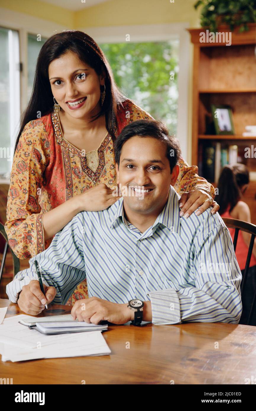 Indische paar Lohnlisten am Tisch Stockfoto