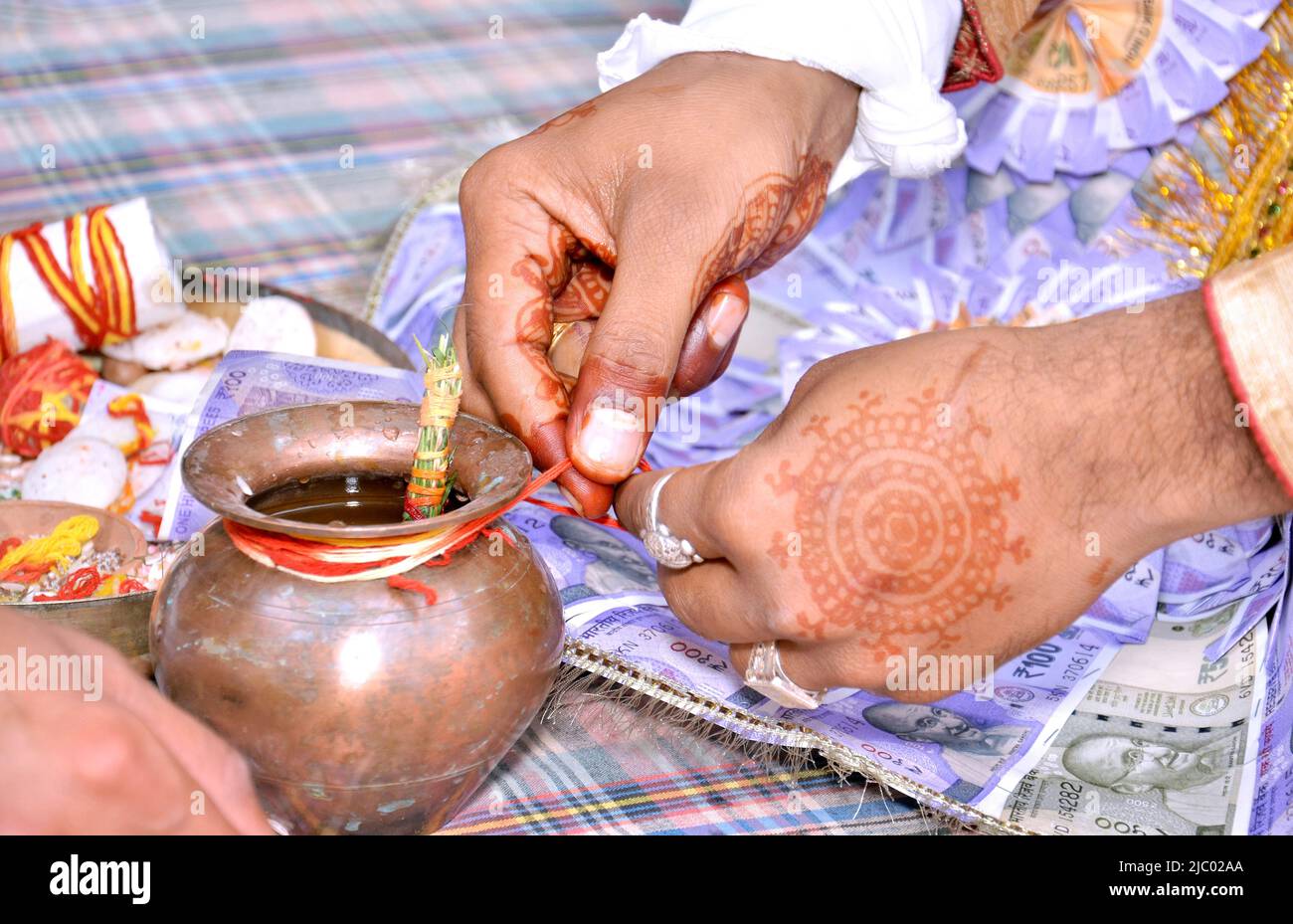 Die hinduistische Hochzeitszeremonie. Details der traditionellen indischen Hochzeit. Wunderschön dekorierte hinduistische Hochzeitszubehör. Indische Ehetraditionen. Stockfoto