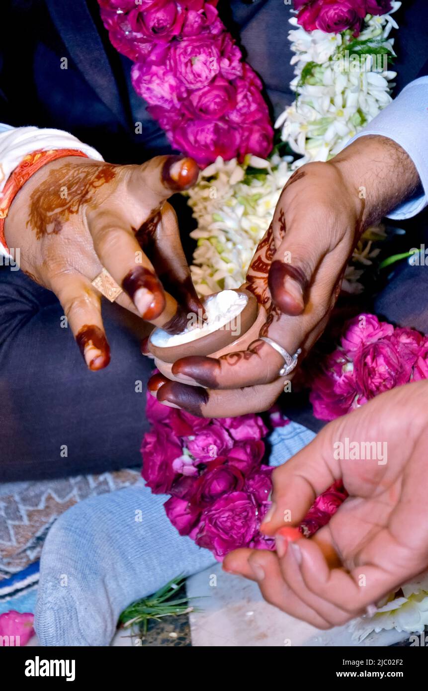 Die hinduistische Hochzeitszeremonie. Details der traditionellen indischen Hochzeit. Wunderschön dekorierte hinduistische Hochzeitszubehör. Indische Ehetraditionen. Stockfoto