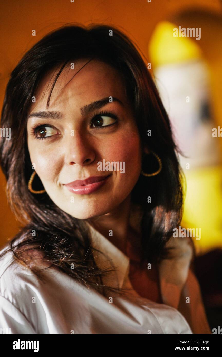 Porträt der Frau auf der Suche auf der Seite Stockfoto