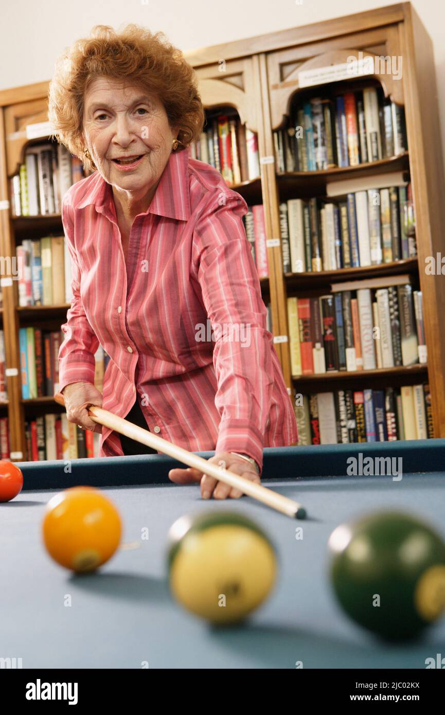 Ältere Frau schießen pool Stockfoto