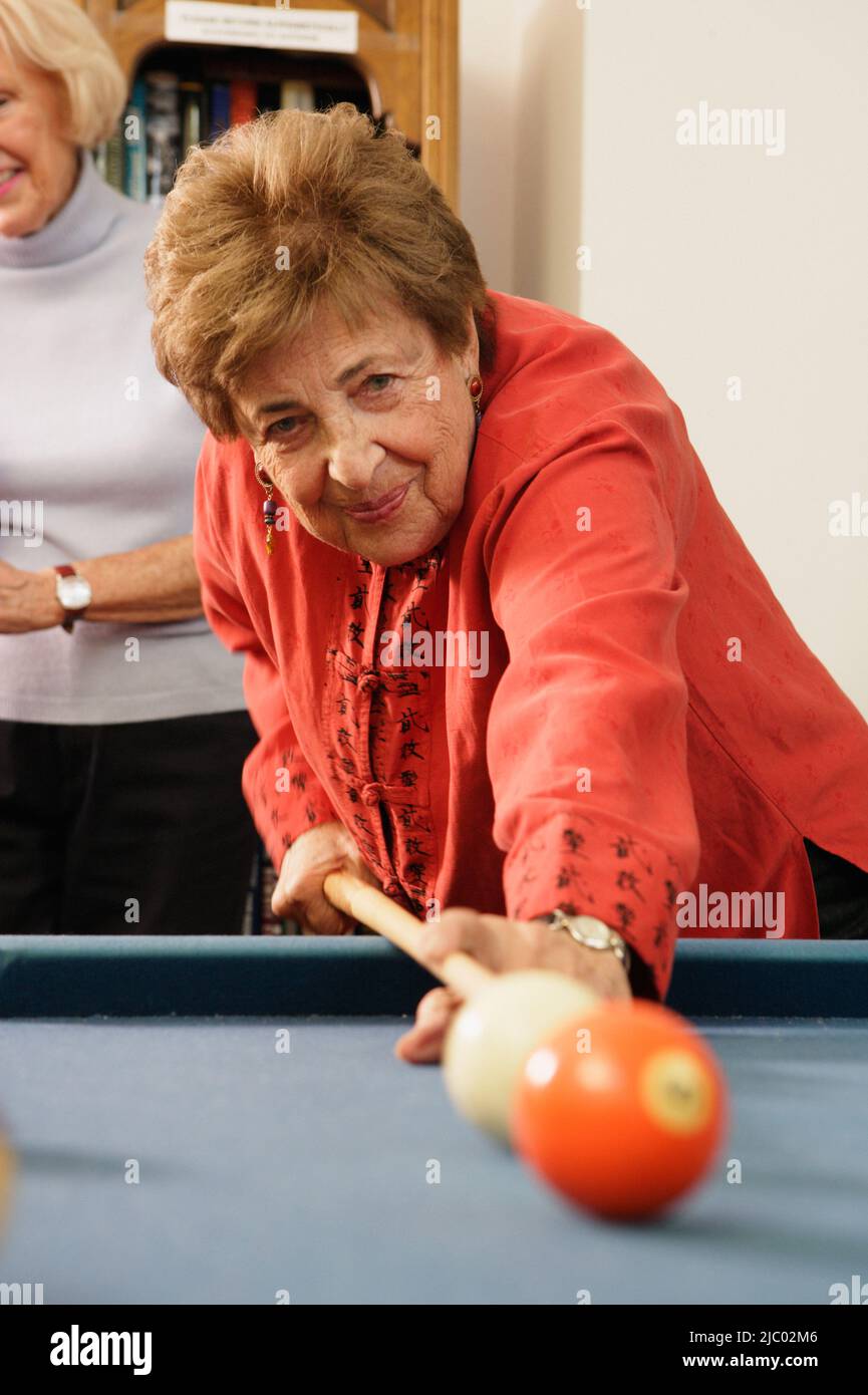Ältere Frau schießen pool Stockfoto