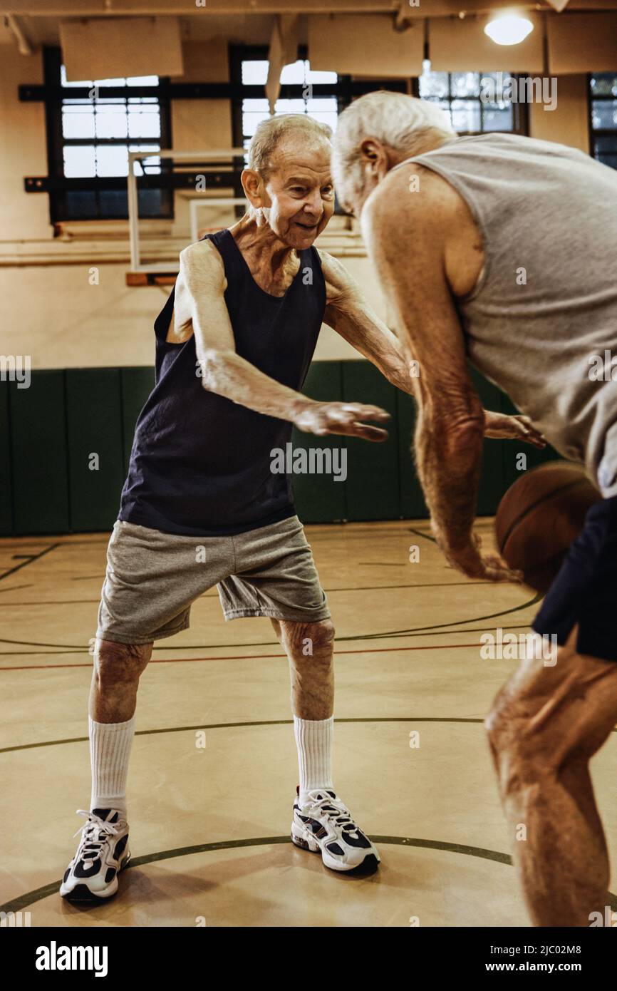 Ältere Männer Basketball spielen Stockfoto