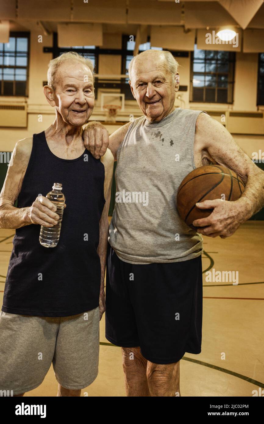 Ältere Männer Basketball spielen Stockfoto