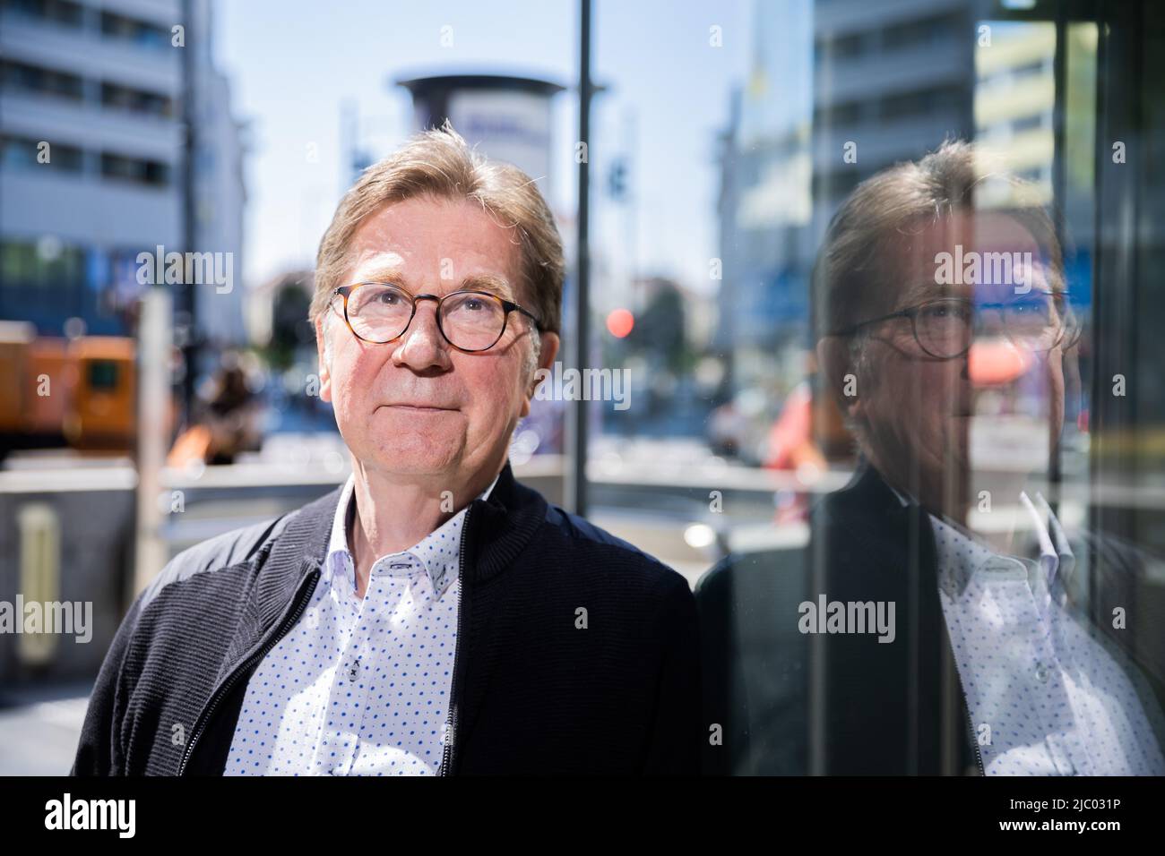 Berlin, Deutschland. 03.. Juni 2022. Arno Funke, alias 'Dagobert', steht am Anfang eines Interviews mit der Deutschen Presse-Agentur am Adenauerplatz. Über zwei Jahre lang täuschte der Erpresser „Scrooge“ im Kaufhaus die Polizei mit seinen genialen Tricks und machte Schlagzeilen. 30 Jahre später widmet sich nun eine neue TV-Dokumentation der spektakulären kriminellen Geschichte. (To dpa 'Hunt for Scrooge' - TV-Dokumentation über clevere Erpressung im Kaufhaus') Quelle: Christoph Soeder/dpa/Alamy Live News Stockfoto