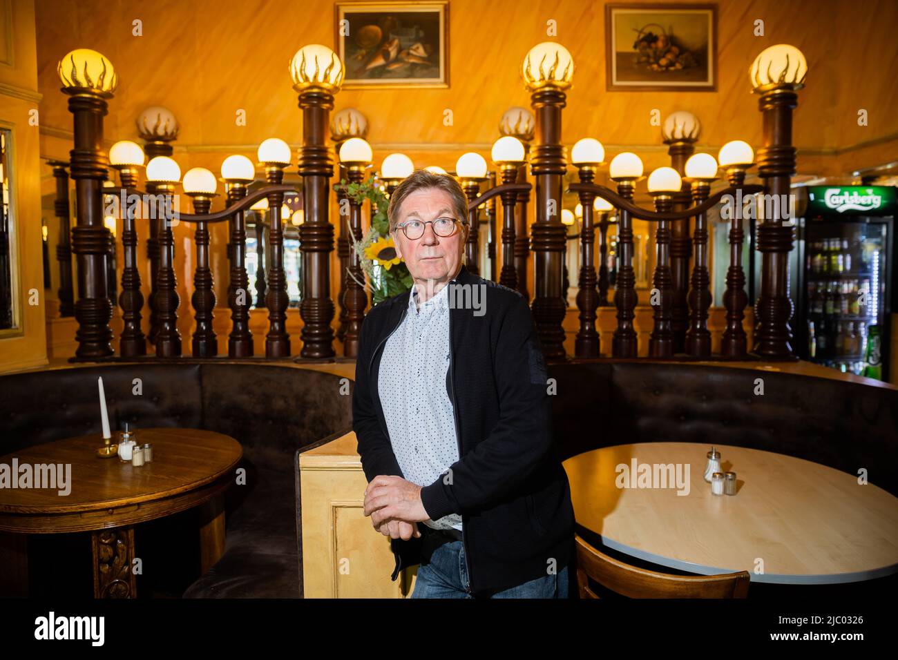 Berlin, Deutschland. 03.. Juni 2022. Arno Funke, alias 'Scrooge', steht am Anfang eines Interviews mit der Deutschen Presseagentur in einem Berliner Restaurant. Über zwei Jahre lang täuschte der Erpresser „Scrooge“ im Kaufhaus die Polizei mit seinen genialen Tricks und machte Schlagzeilen. 30 Jahre später widmet sich nun eine neue TV-Dokumentation der spektakulären kriminellen Geschichte. (To dpa 'Hunt for Scrooge' - TV-Dokumentation über clevere Erpressung im Kaufhaus') Quelle: Christoph Soeder/dpa/Alamy Live News Stockfoto