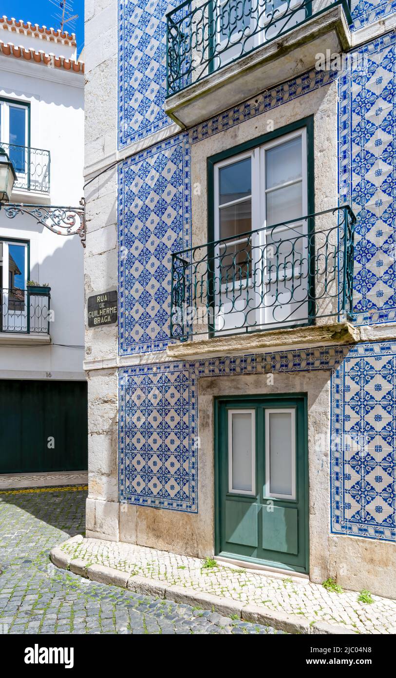 Ein schönes Haus, bedeckt mit blauen und weißen Keramikfliesen, im Zentrum von Lissabon, der Hauptstadt Portugals Stockfoto