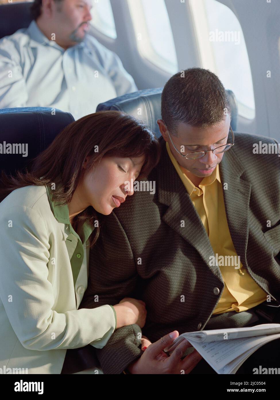 Älteres paar entspannende in Flugzeug Stockfoto
