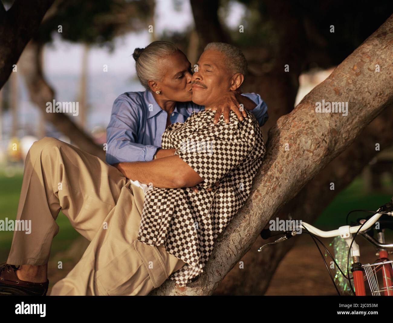 Frau küssen Mann Stockfoto