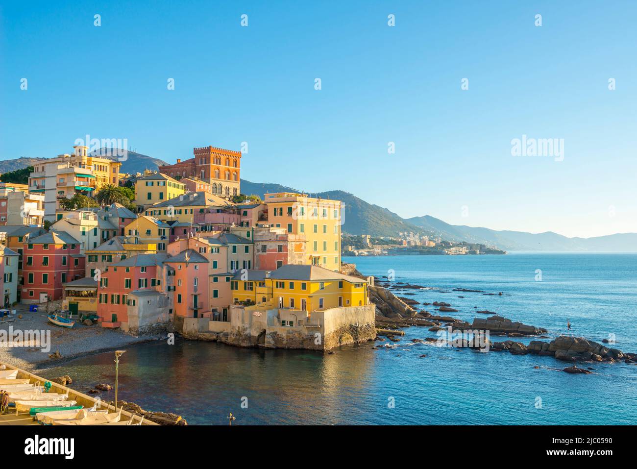 Boccadasse Dorf in einem sonnigen Tag am Mittelmeer in Ligurien, Italien. Stockfoto