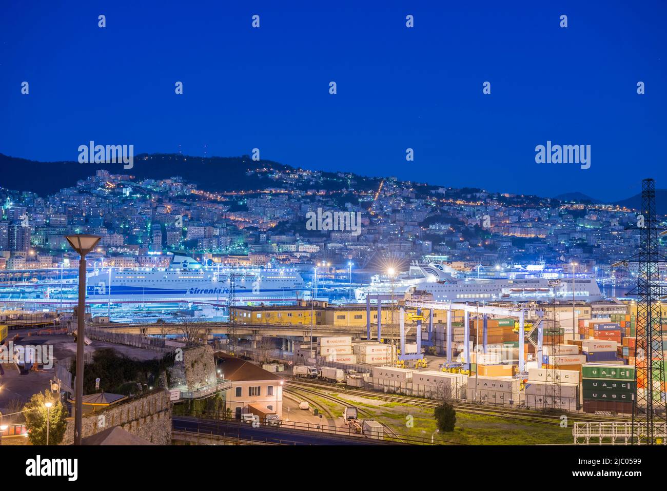 Luftaufnahme über Industrie Standort und Stadtbild über Genua, Ligurien in Italien. Stockfoto