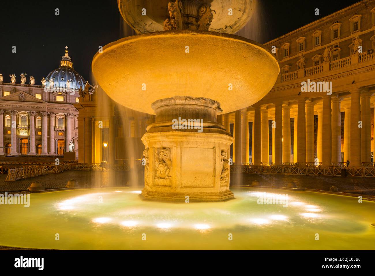 Wasserbrunnen in der Vatikanstadt bei Nacht in Rom, Italien. Stockfoto