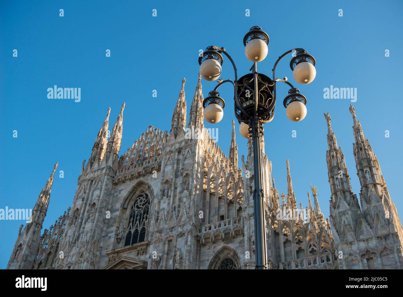 Mailänder Dom und Straßenlampe mit Sonnenlicht in der Lombardei, Italien. Stockfoto