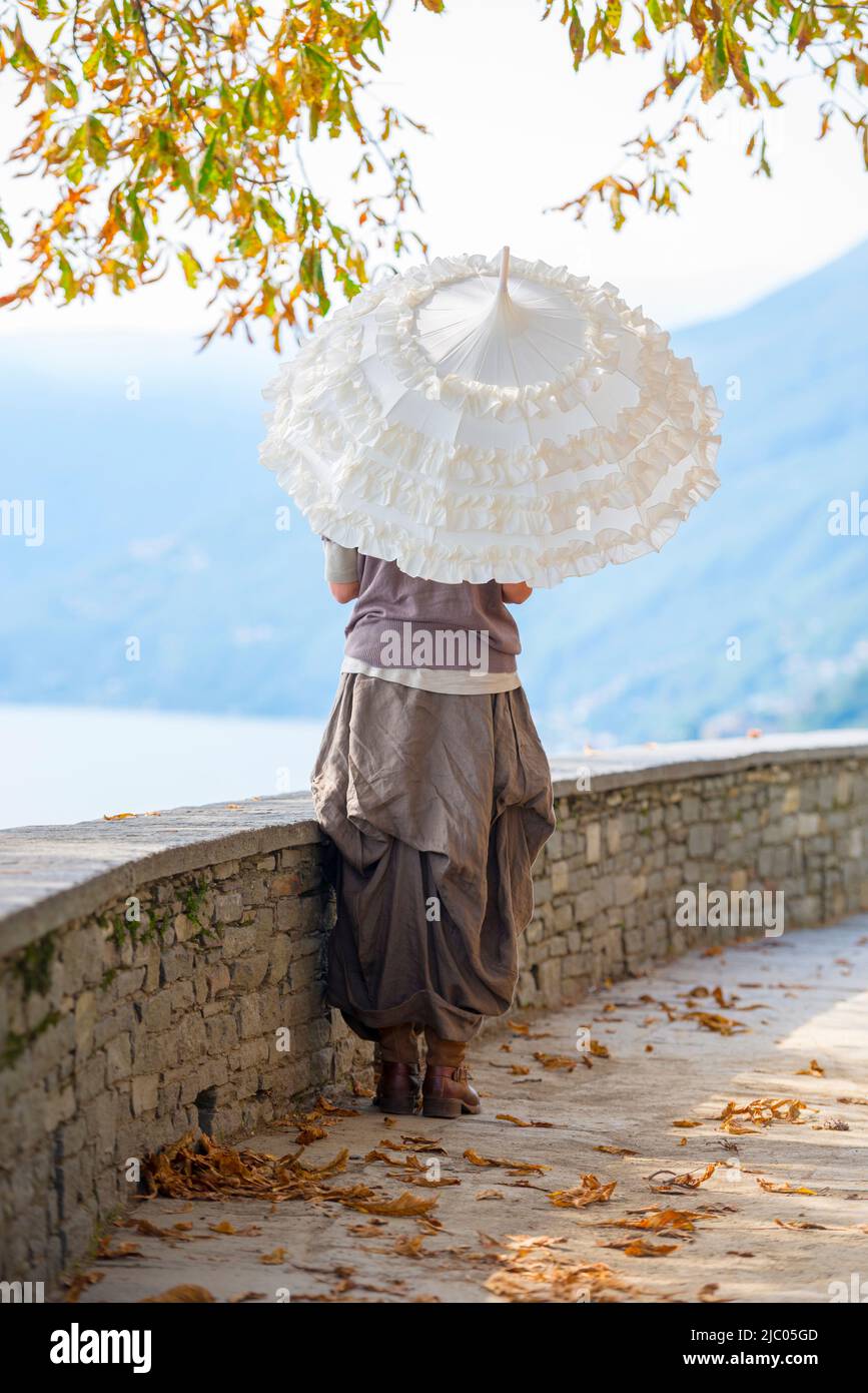Elegante Frau mit Regenschirm im Herbst in der Schweiz. Stockfoto