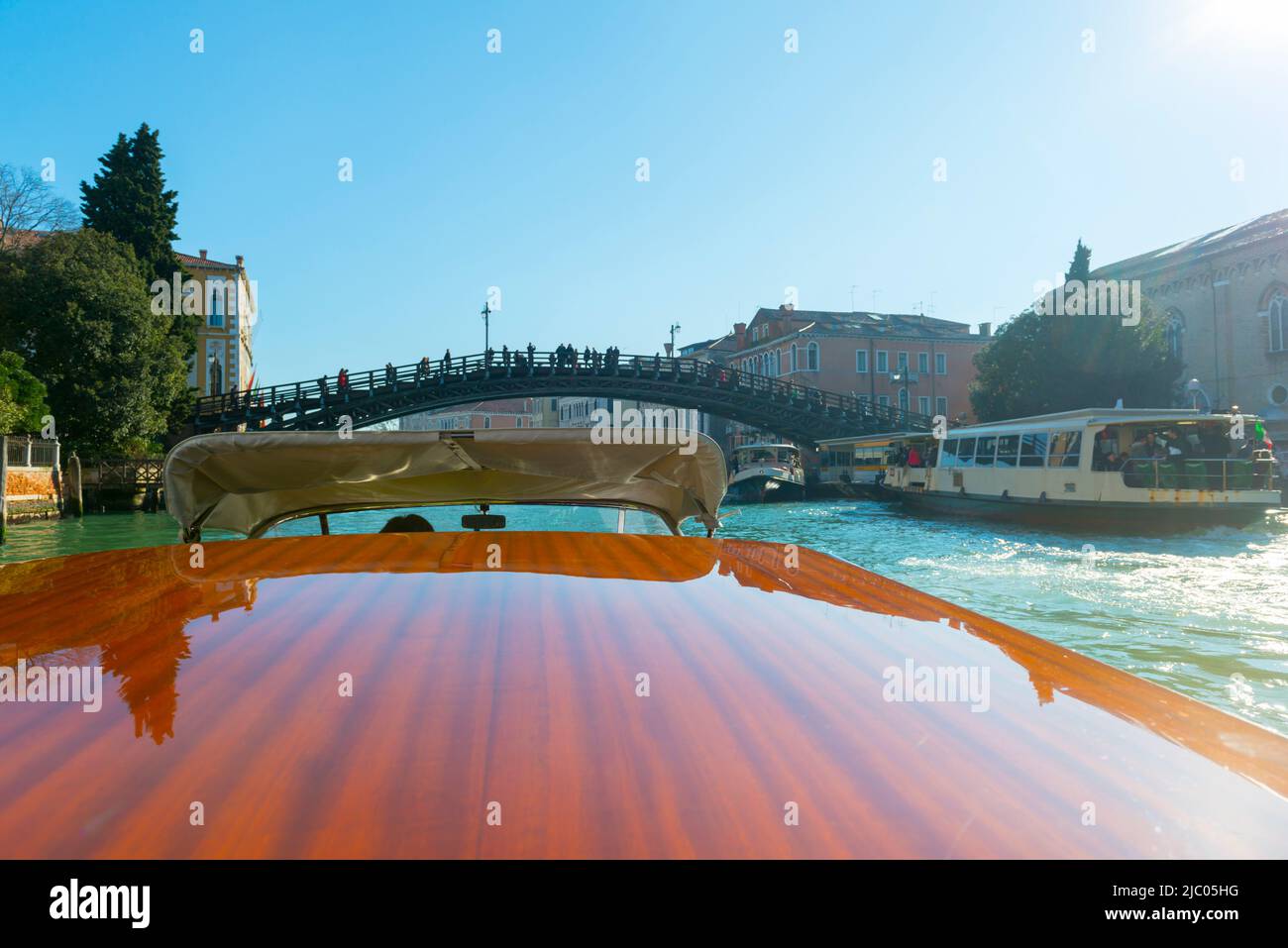 Elegantes Holz Motorboot Reisen Sie auf dem Wasserkanal mit Building in a Sunny Day in Venedig, Venetien in Italien. Stockfoto