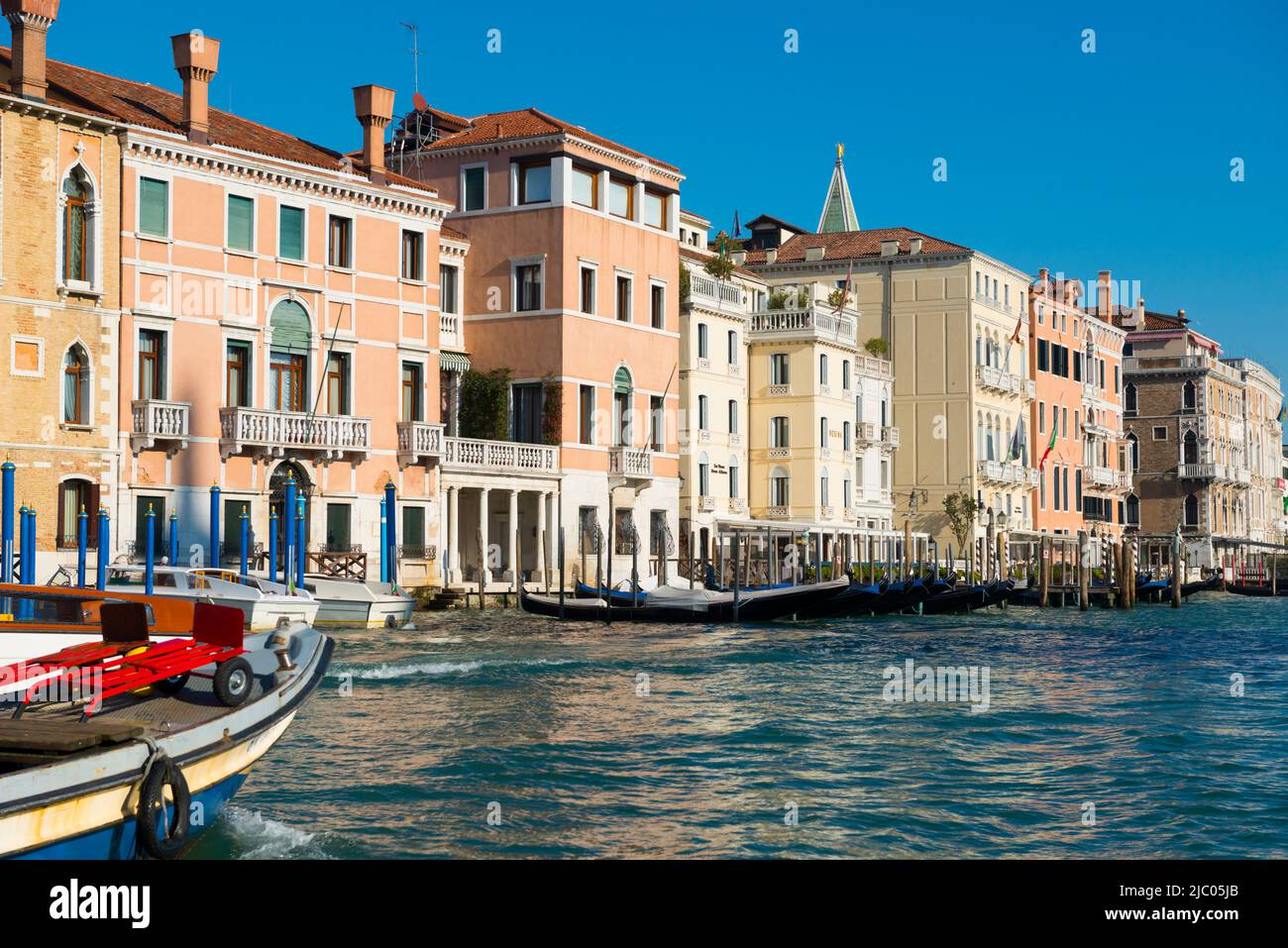 Wasserkanal mit alten Häusern an einem sonnigen Tag in Venedig, Venetien in Italien. Stockfoto