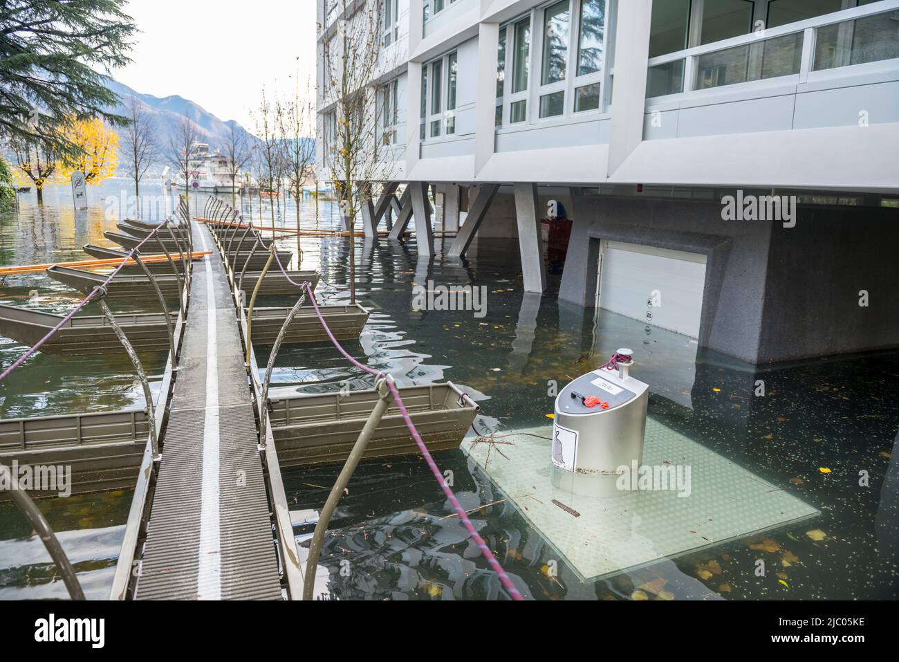 Schwimmende Rettungsbrücke in der Stadt Locarno an der Überschwemmungsstraße im Tessin, Schweiz. Stockfoto