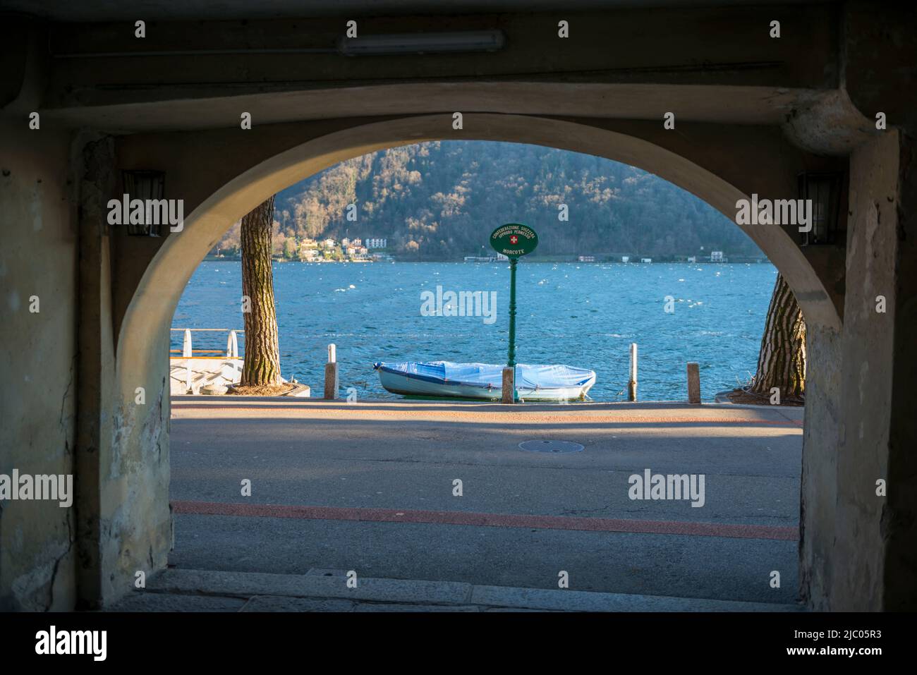 Schild am Alpensee Lugano in Morcote, Tessin in der Schweiz. Stockfoto