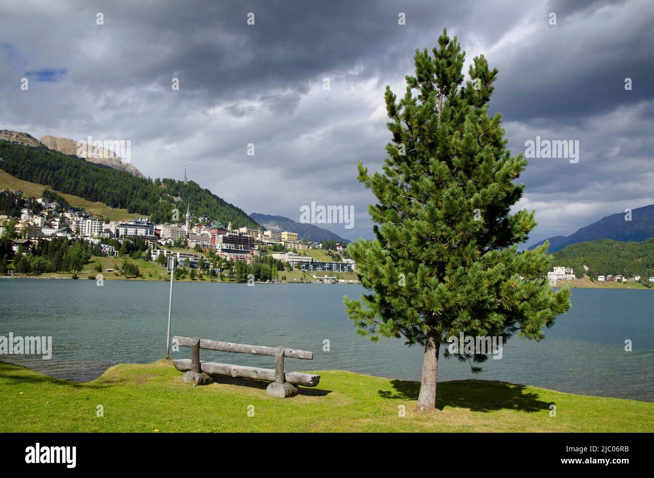 St. Moritz Stadt und See in einem sonnigen Tag mit Bewölkt in Graubünden, Schweiz. Stockfoto