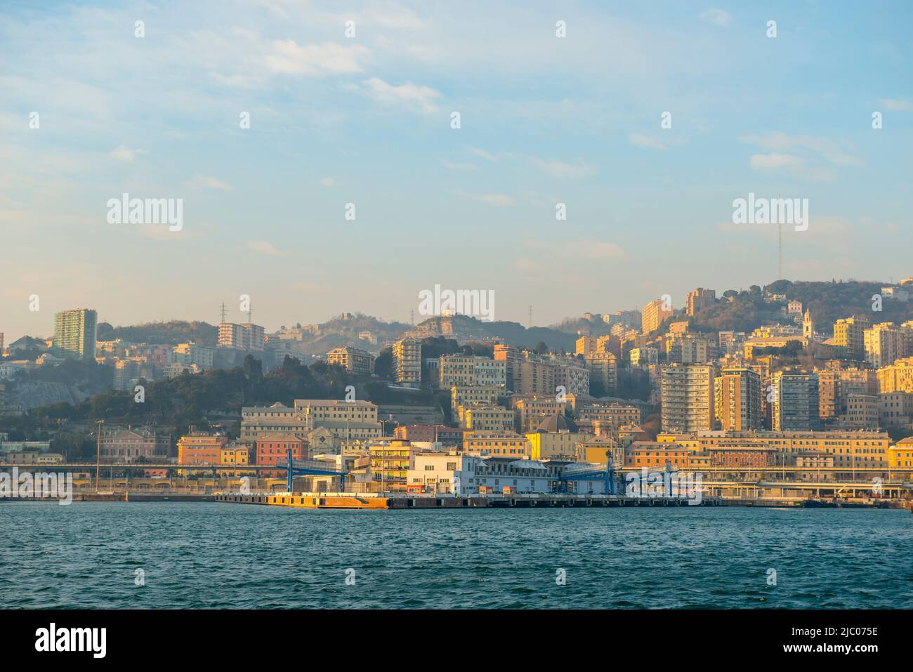 Hafen und Stadtbild in Genua, Ligurien in Italien. Stockfoto
