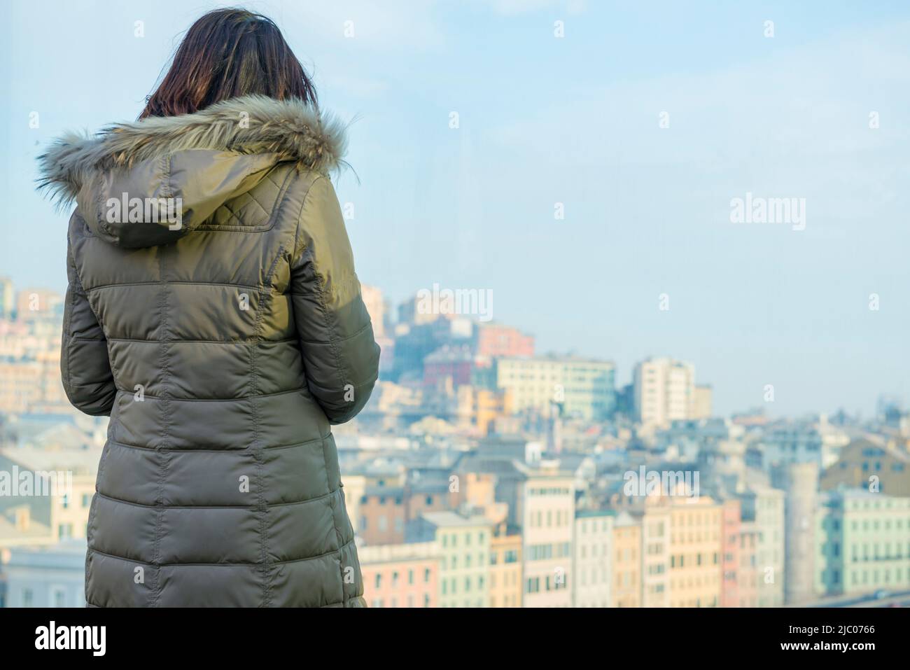Frau genießen Panoramablick über die Altstadt in Genua, Ligurien, Italien. Stockfoto