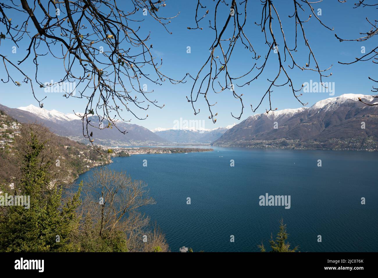 Panoramablick auf den Lago Maggiore mit schneebedecktem Berg in Ascona, Schweiz. Stockfoto