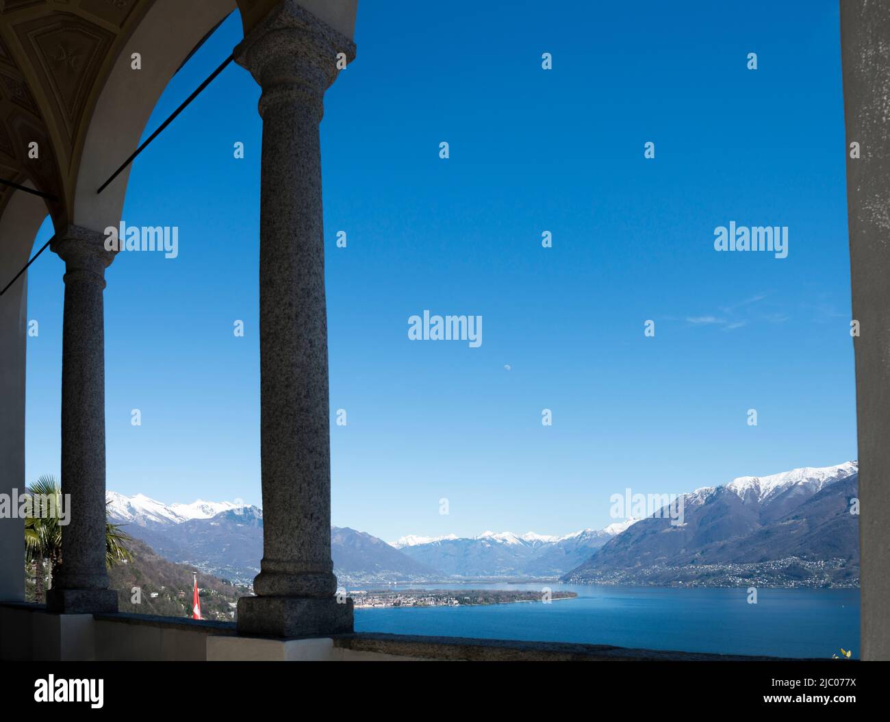 Panoramablick auf den Lago Maggiore mit schneebedecktem Berg in Ascona, Schweiz. Stockfoto