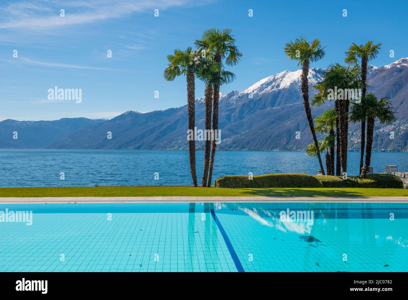 Infinity-Pool und Alpine Lago Maggiore mit Berg in Ascona, Schweiz. Stockfoto