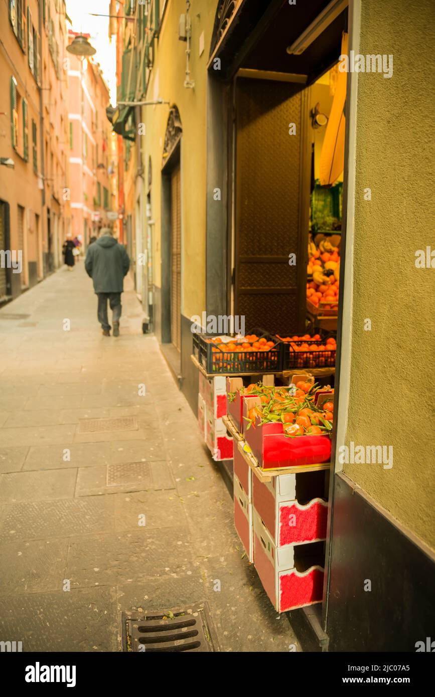 Stadt schmale Straße in der Altstadt in Genua, Ligurien in Italien. Stockfoto