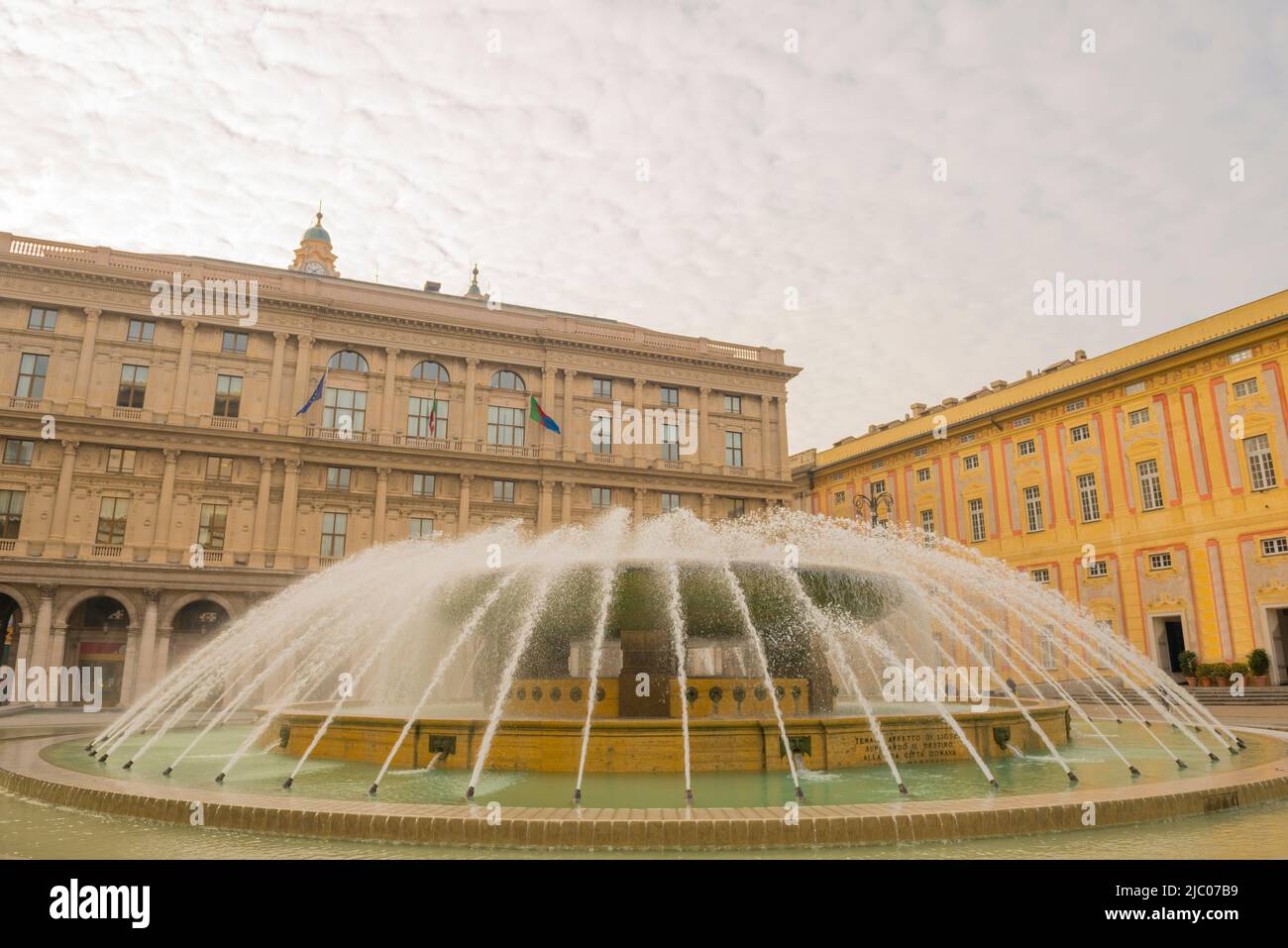 Piazza de Ferrari mit Wasserbrunnen in Genua, Ligurien in Italien. Stockfoto