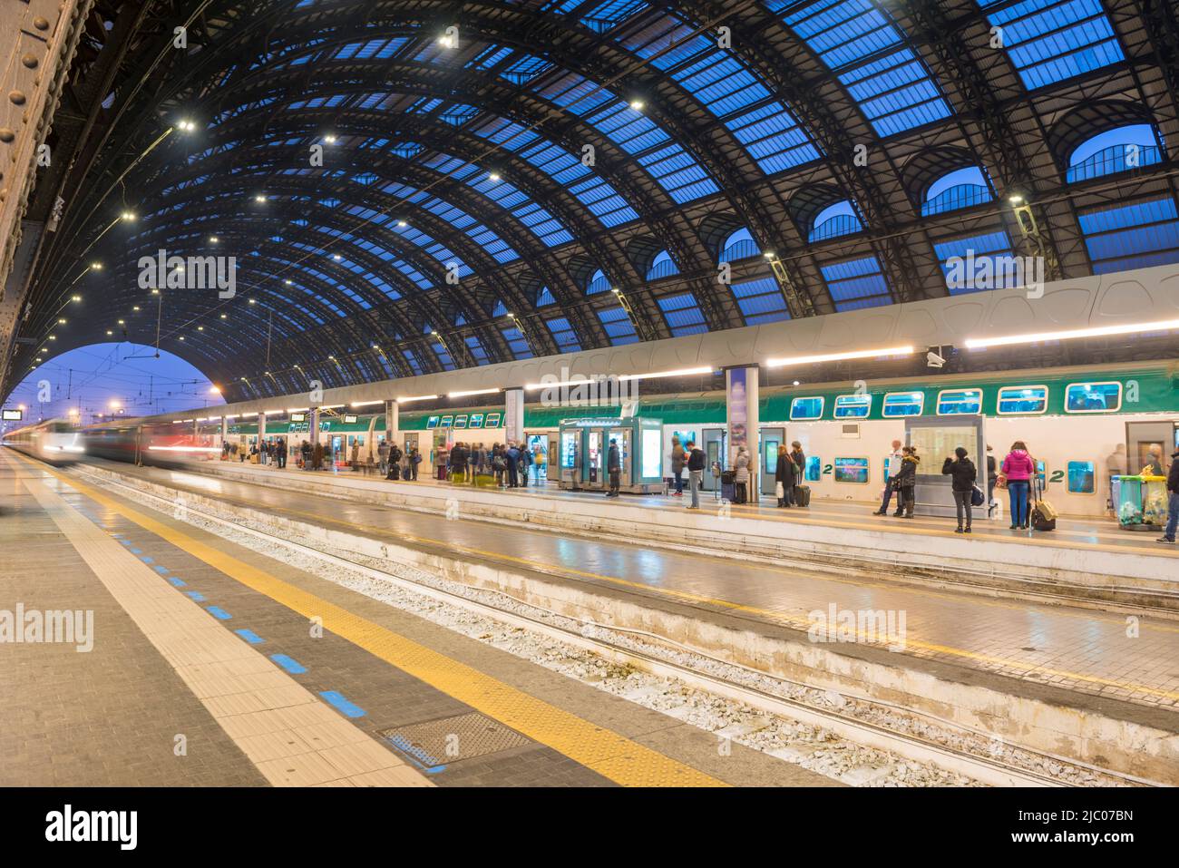 Bahnhof mit einem Zug in Long Exposure in Mailand, Lombardei in Italien. Stockfoto
