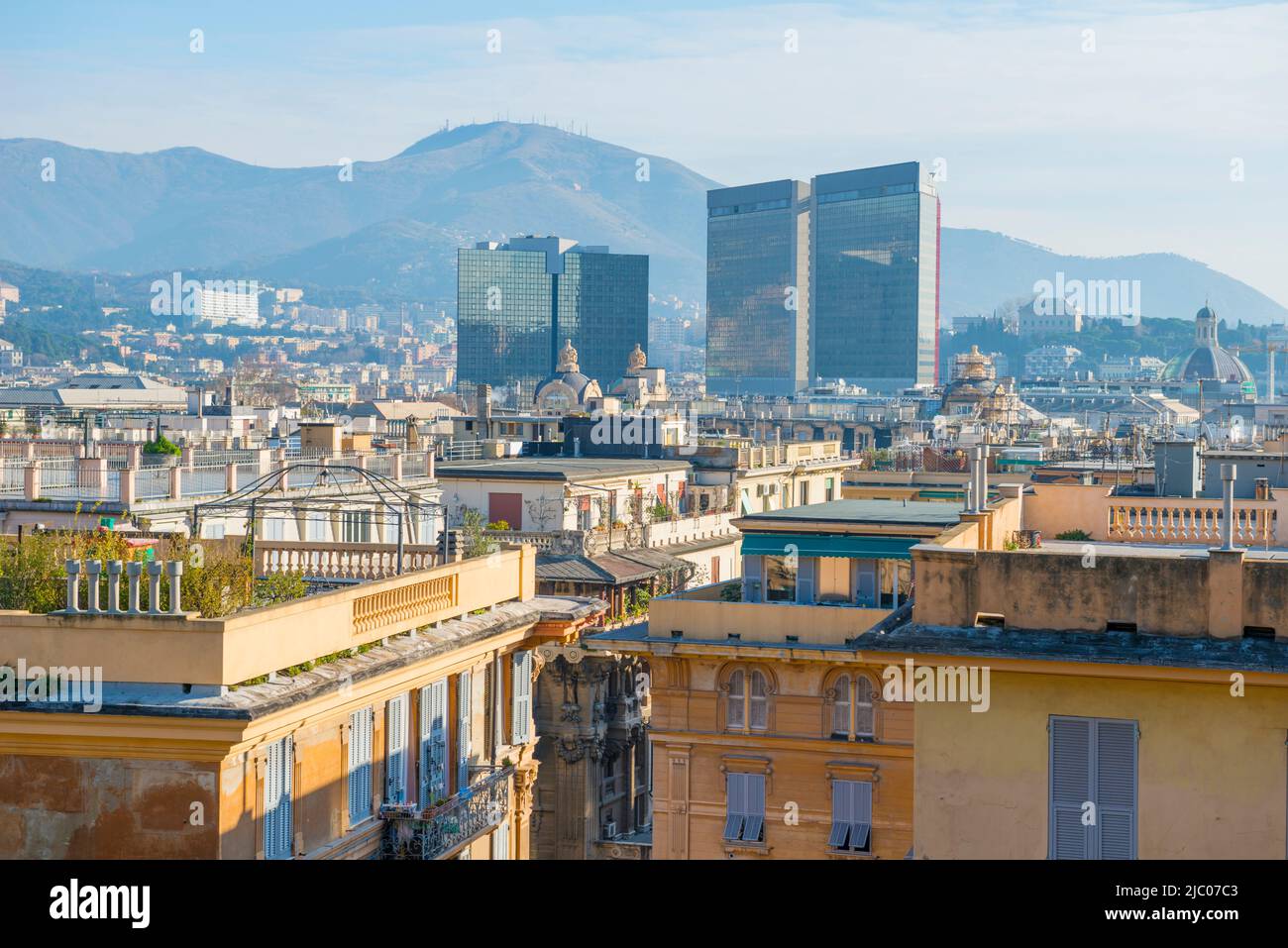 Stadtbild mit Wolkenkratzer und Sonnenlicht über Genua, Ligurien in Italien. Stockfoto