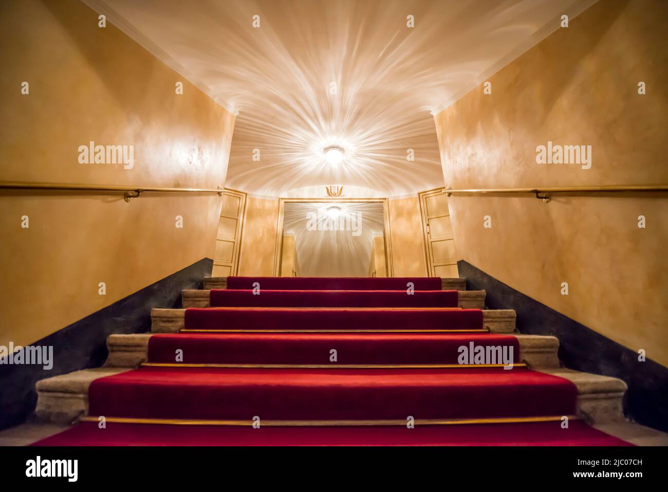 Beleuchteter Korridor im Scala Theater auf der Piazza della Scala Indoors in Mailand, Lombardei in Italien. Stockfoto