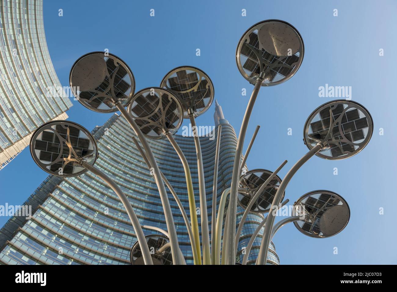 Wolkenkratzer und moderne Straßenlampe in Porta Nuova in Mailand, Lombardei in Italien. Stockfoto