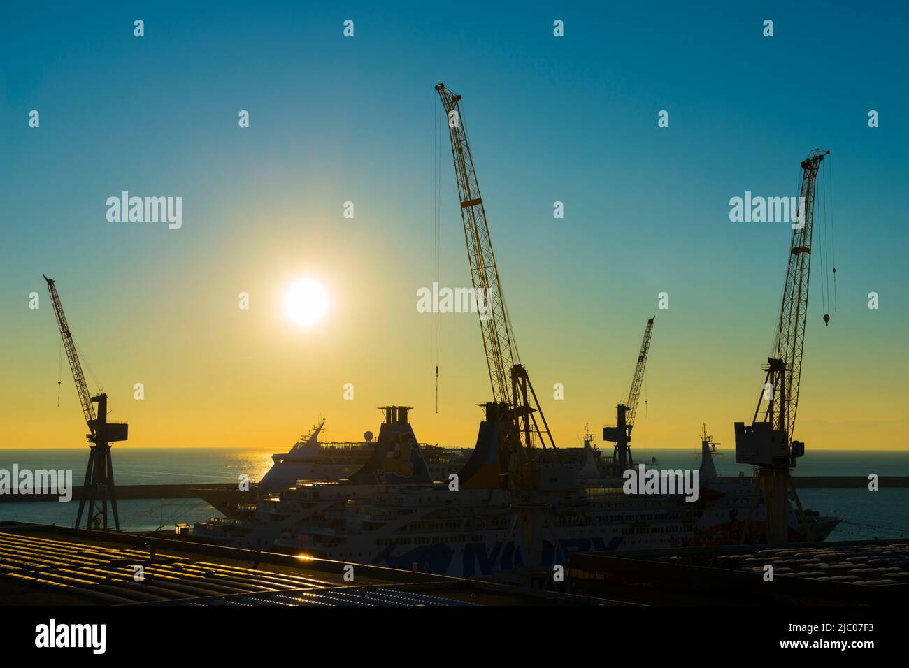 Passagierschiff und Kran auf Mittelmeer mit Sonnenlicht in Genua, Ligurien in Italien. Stockfoto