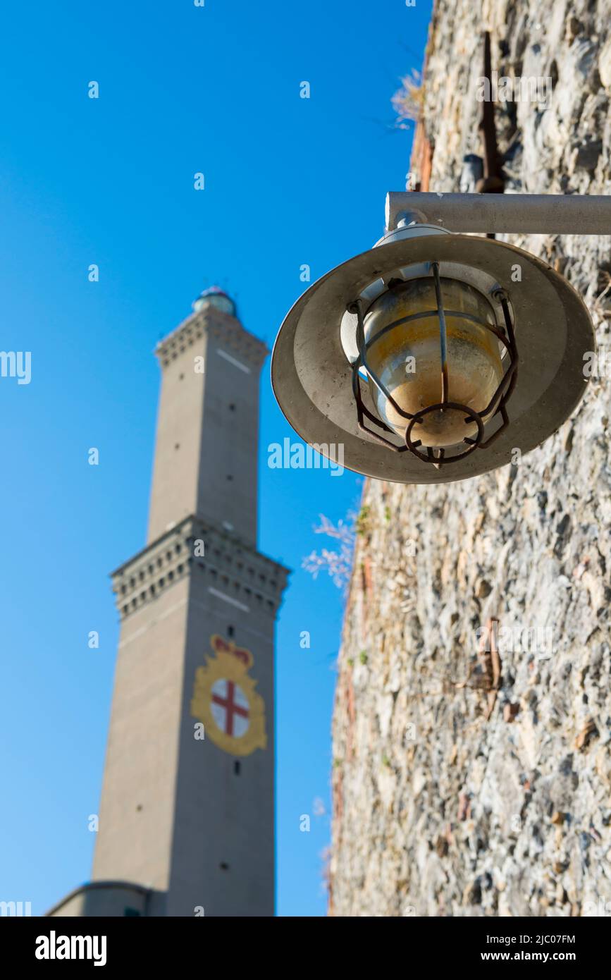 Leuchtturm von Genua ist die höchste Leuchttürme der Welt, Lanterna di Genova in einem sonnigen Tag in Ligurien, Italien. Stockfoto
