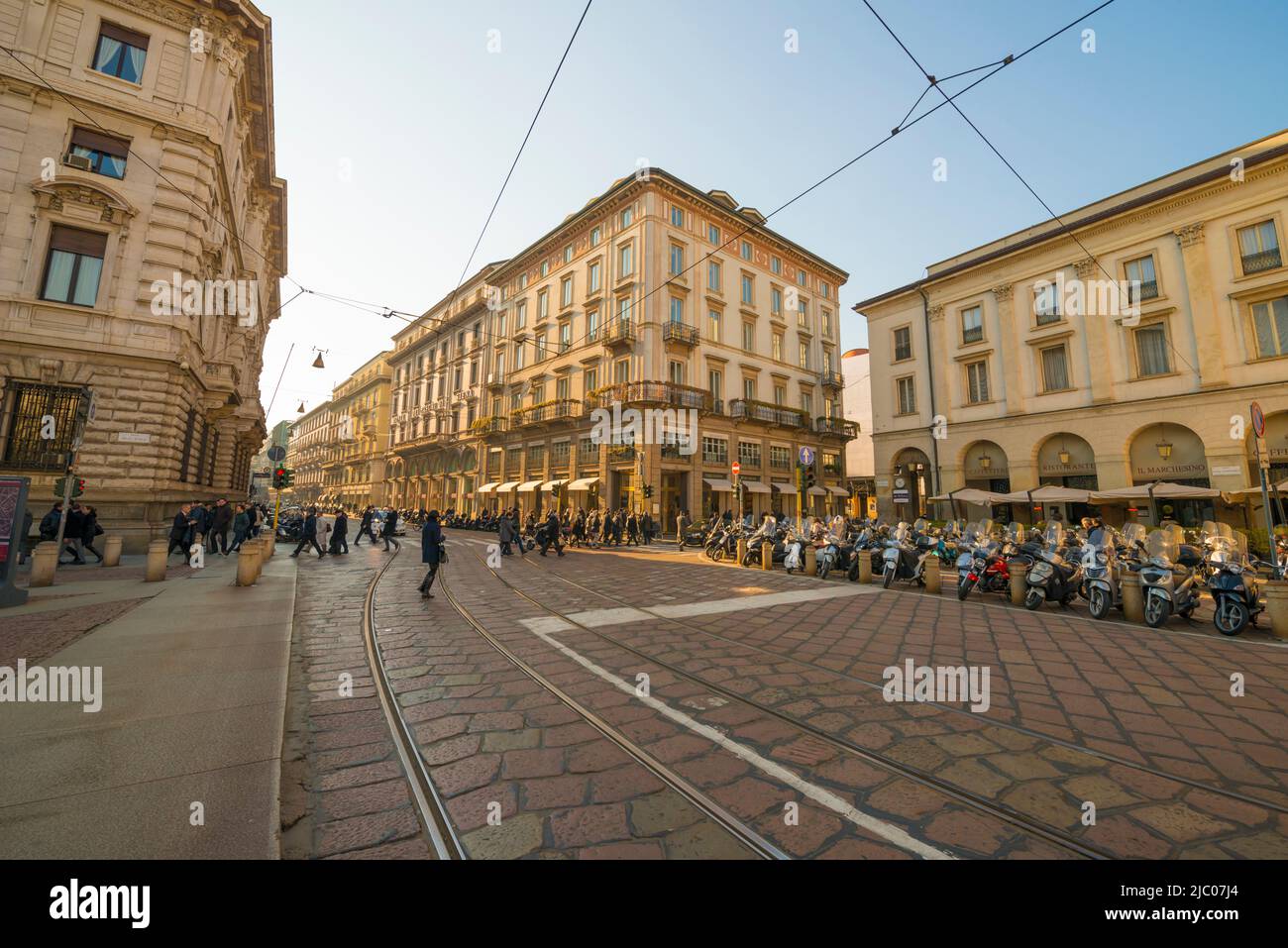 Stadtbild mit dem Zug Bahnen in einem sonnigen Tag in Mailand, Lombardei in Italien. Stockfoto