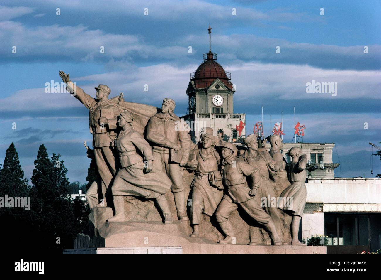 Statuen von Peking Denkmal für die Helden des Volkes mit der Mao Zedong-Gedächtnishalle im Hintergrund, Tiananmen-Platz, Peking, China Stockfoto