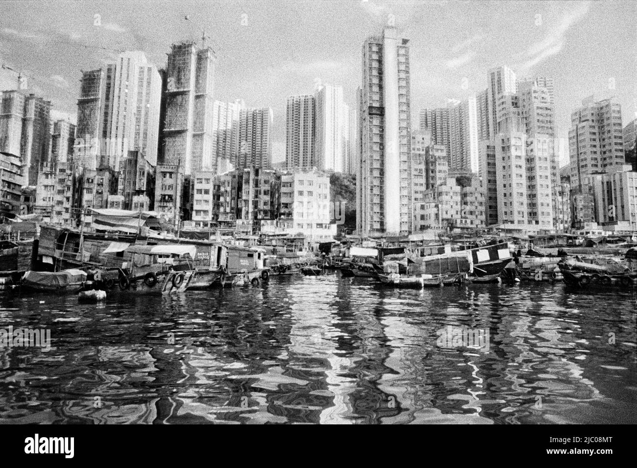 China, Hongkong, der Hafen von Aberdeen, chinesische Dschunks kochten am Wasser vor den Residenzen in Hongkong an Stockfoto