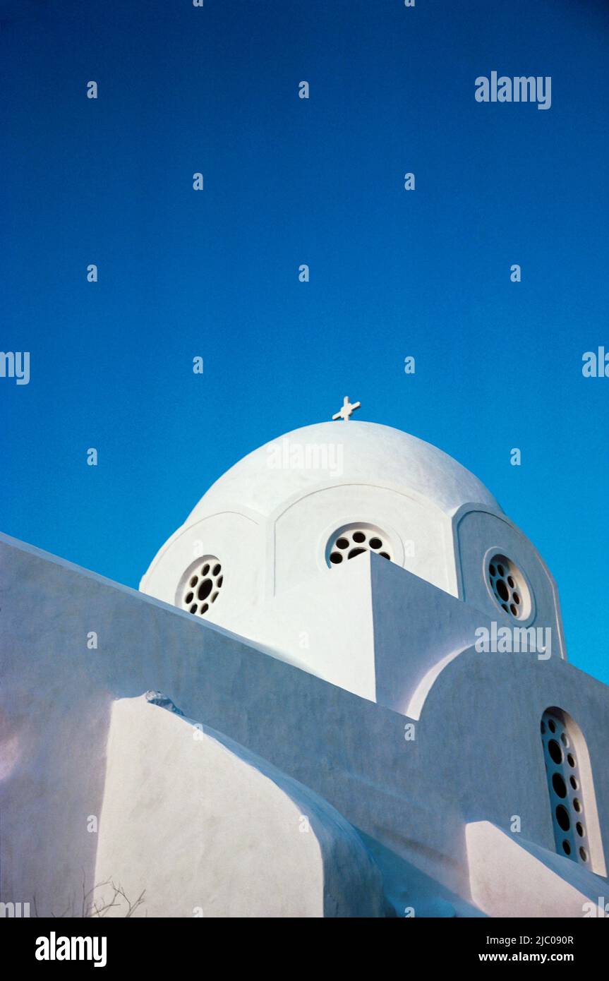 Low Angle View einer Kirche, Santorini, Kykladen, Griechenland Stockfoto
