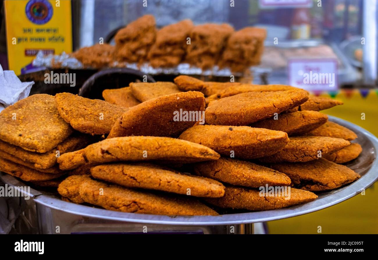 Ein Haufen Hühnerschnitzel auf einer Stahlplatte gehalten. Selektiver Fokus mit Hintergrundunschärfe. Stockfoto