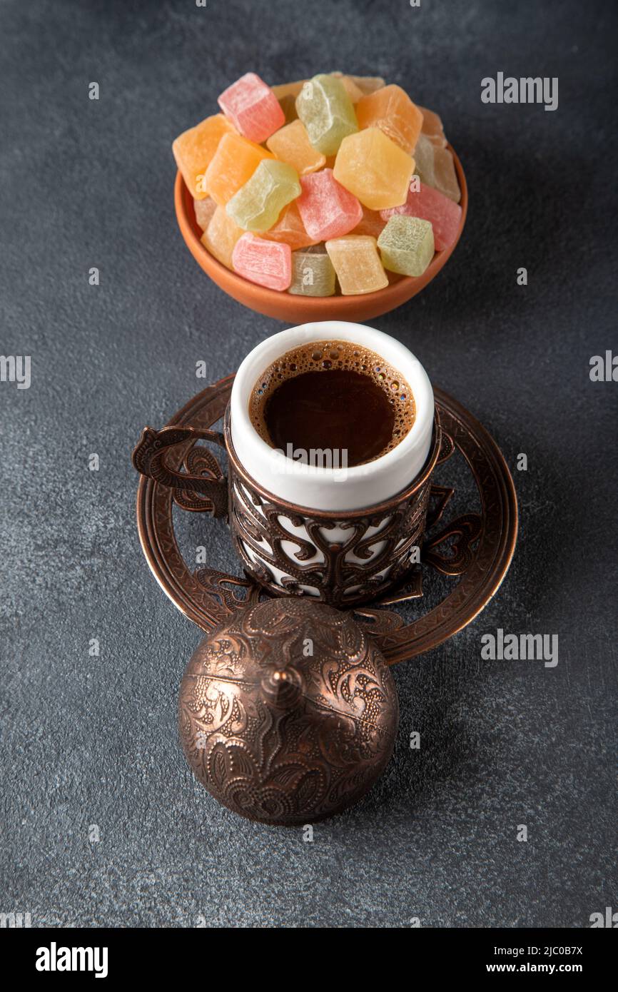 Traditionelles türkisches Vergnügen und türkischer Kaffee Stockfoto