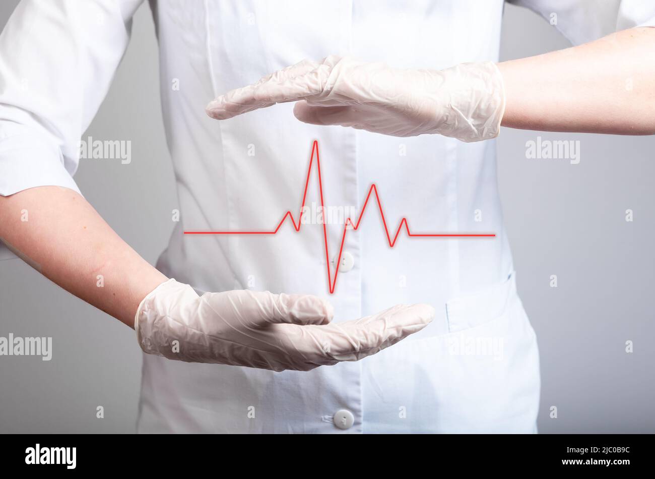 Herzschlaglinie zwischen den Händen des Arztes in Handschuhen. Elektrokardiogramm-Test wird durchgeführt. Erkennung von Herzerkrankungen, Herzinfarkt, anormalen Rhythmen. Gesundheitswesen, Medizin Konzept. Hochwertige Fotos Stockfoto