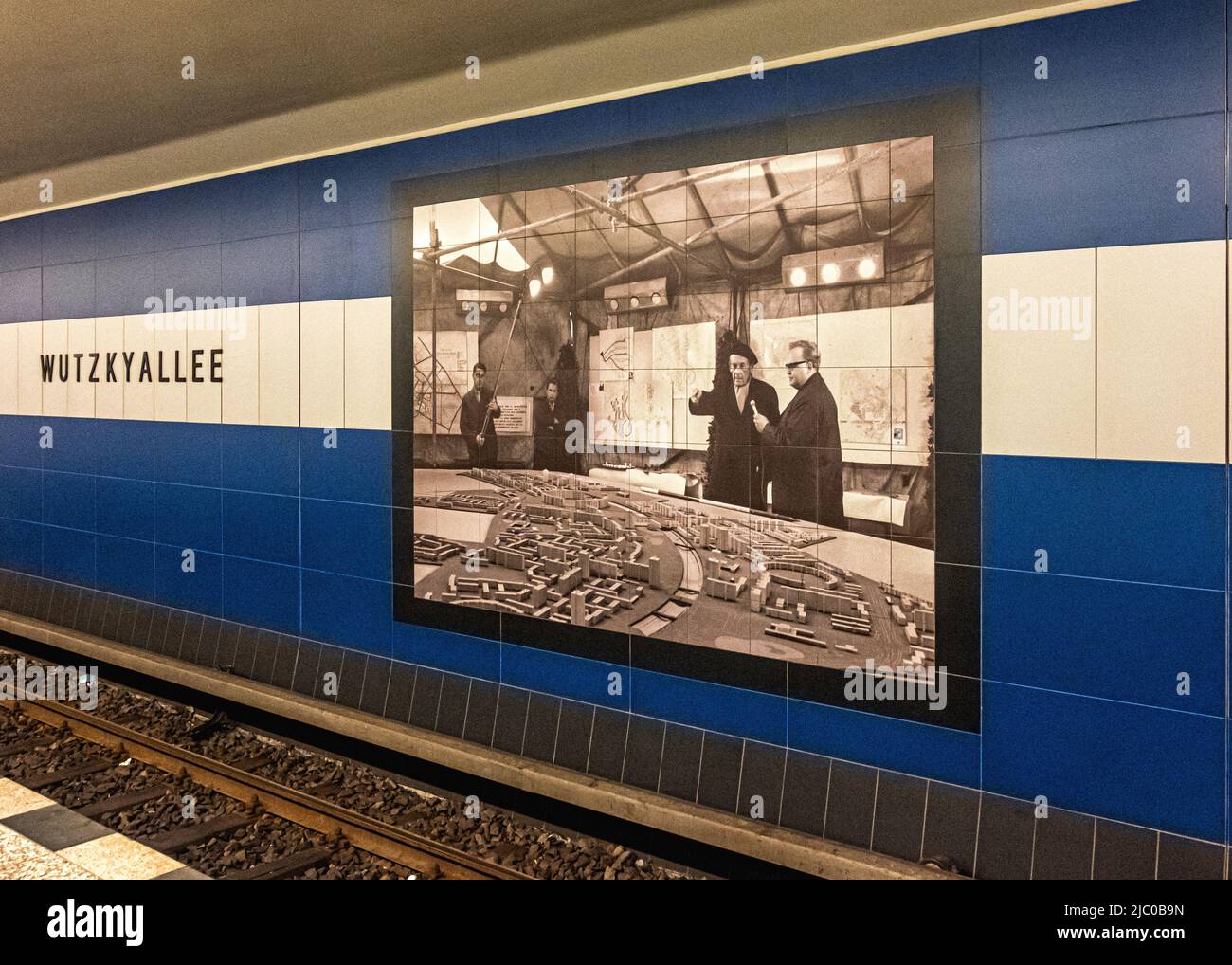 U Wutzkyallee, Gropiusstadt-Berlin, Deutschland, die U-Bahn-Station bedient die Linie U7. Es wurde vom Architekten Rainer G. Rümmler entworfen Stockfoto