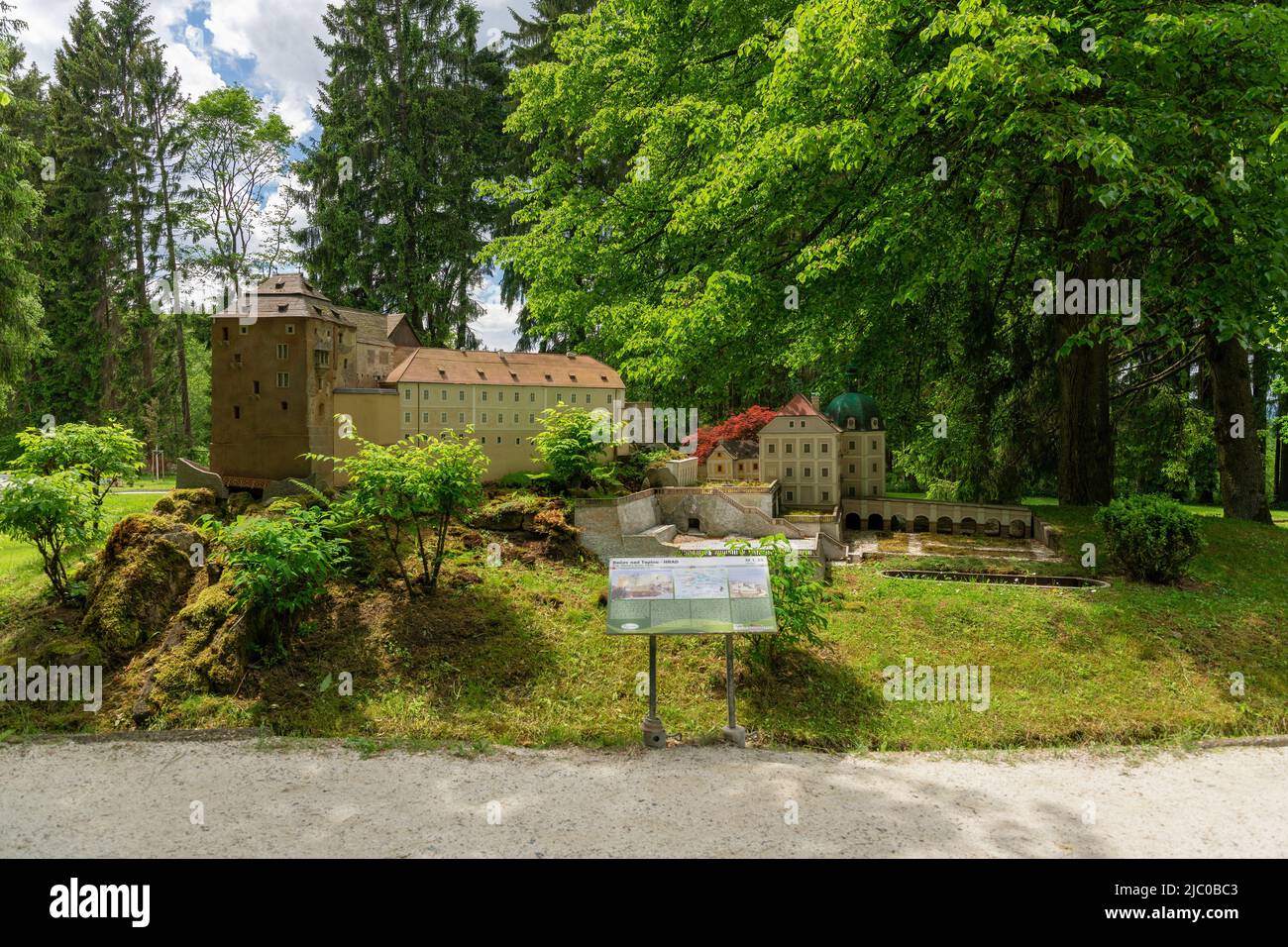 Marianske Lazne, Tschechische Republik - 30. Mai 2022: Miniaturpark Bohominium - Miniatur der Burg und Château Bečov nad Teplou Stockfoto