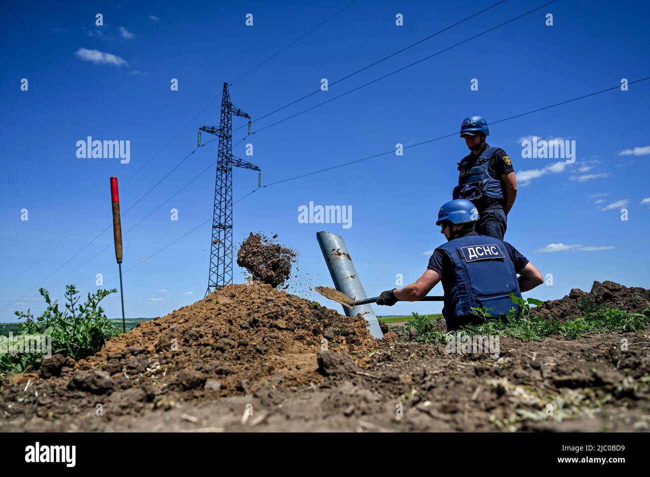 VESELIANKA, UKRAINE - 7. JUNI 2022 - EOD-Experten des Staatlichen Notdienstes der Ukraine arbeiten daran, die Überreste einer Uragan-Rakete und anderer Exp Stockfoto