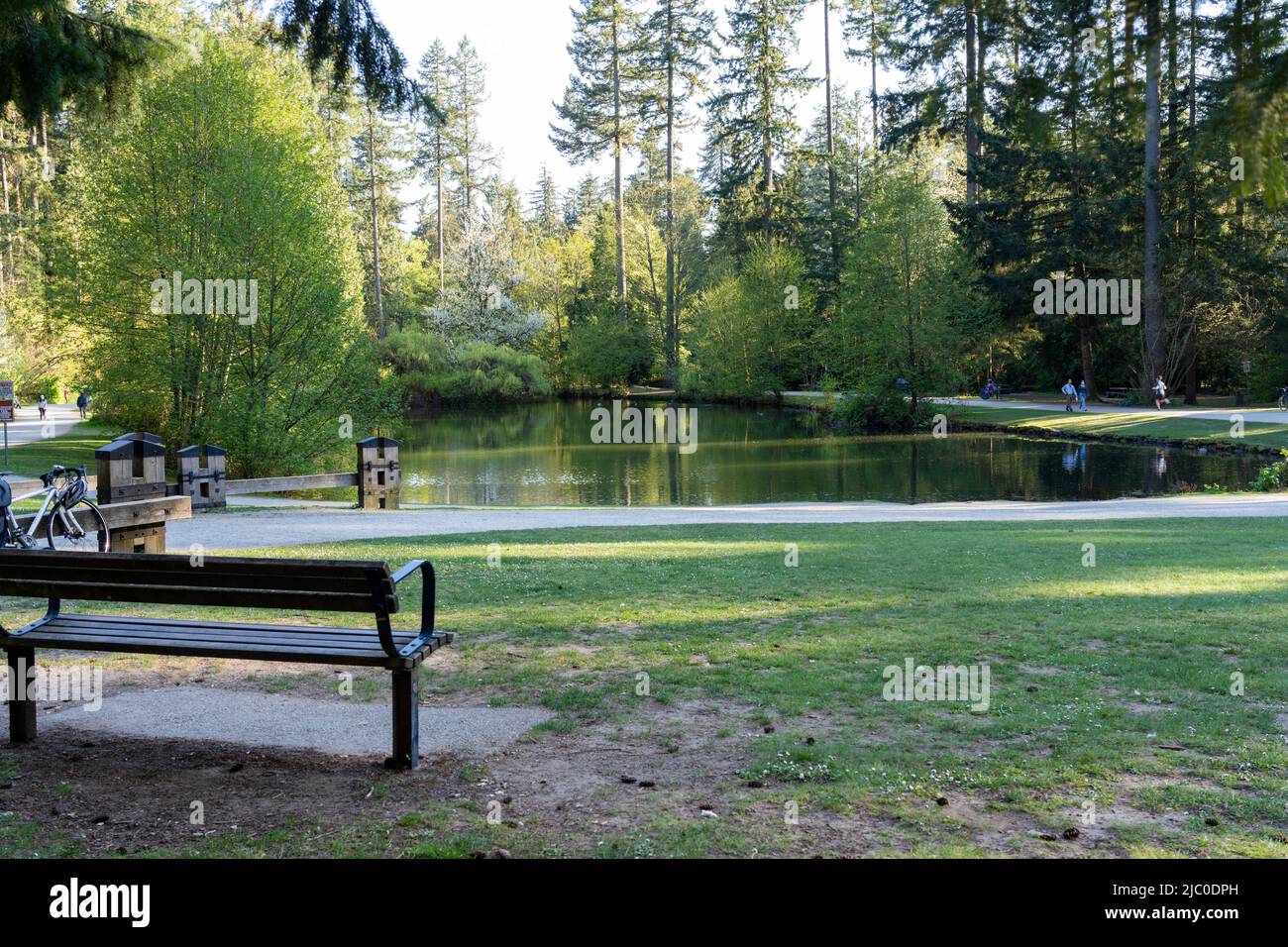 Burnaby, British Columbia, Kanada - April 22 2021 : Central Park Upper Pond im Frühling. Stockfoto