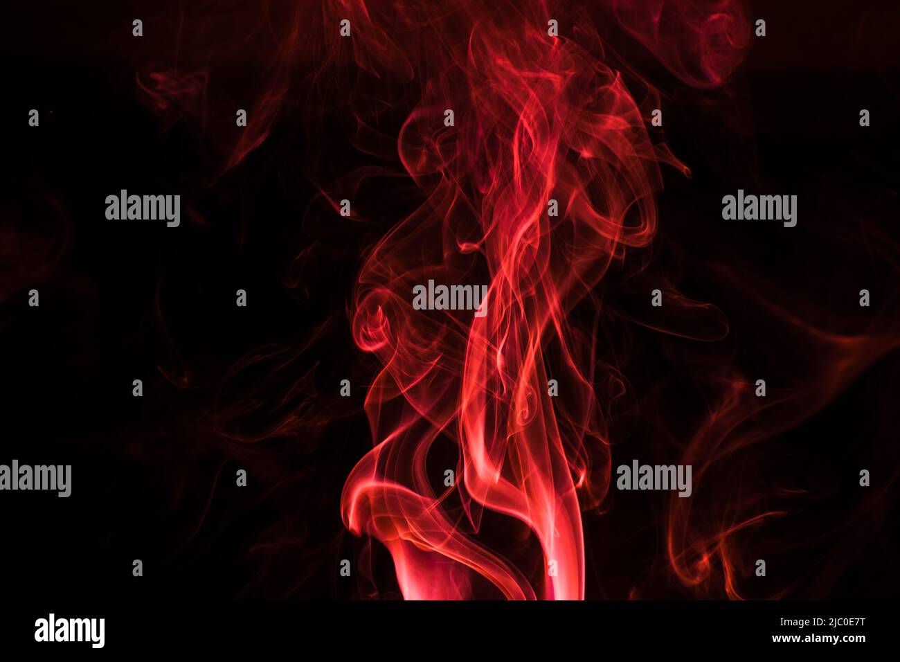 Abstraktes rotes Rauchmuster isoliert auf schwarzem Hintergrund Stockfoto