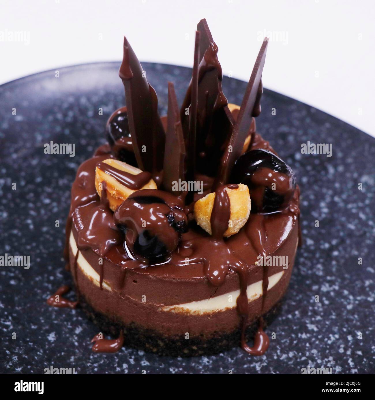 Dunkler und weißer Schokoladenkuchen mit Kirschen und Haselnuss Stockfoto