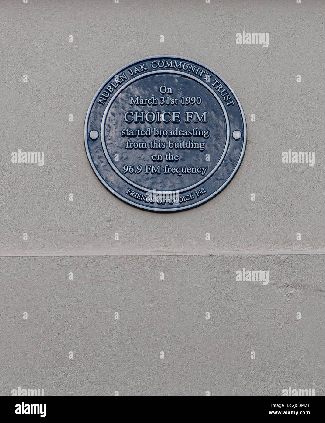 Choice FM, Großbritanniens erster legaler Radiosender für schwarze Musik, wurde in seinen ersten Studios in Brixton im Süden Londons mit einer blauen Plakette ausgezeichnet Stockfoto